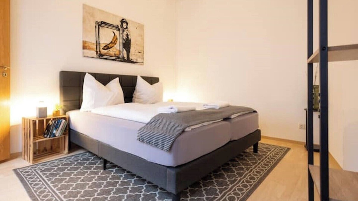Altstadt Apartment | Ko-Living Space Opera | Suite 12 | Kitchen | Living room | Dart | City center