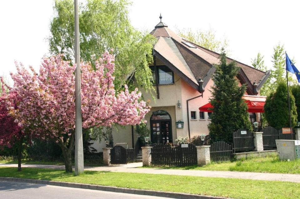 Komarom Bed & Breakfast | Kocsis Panzió és Étterem