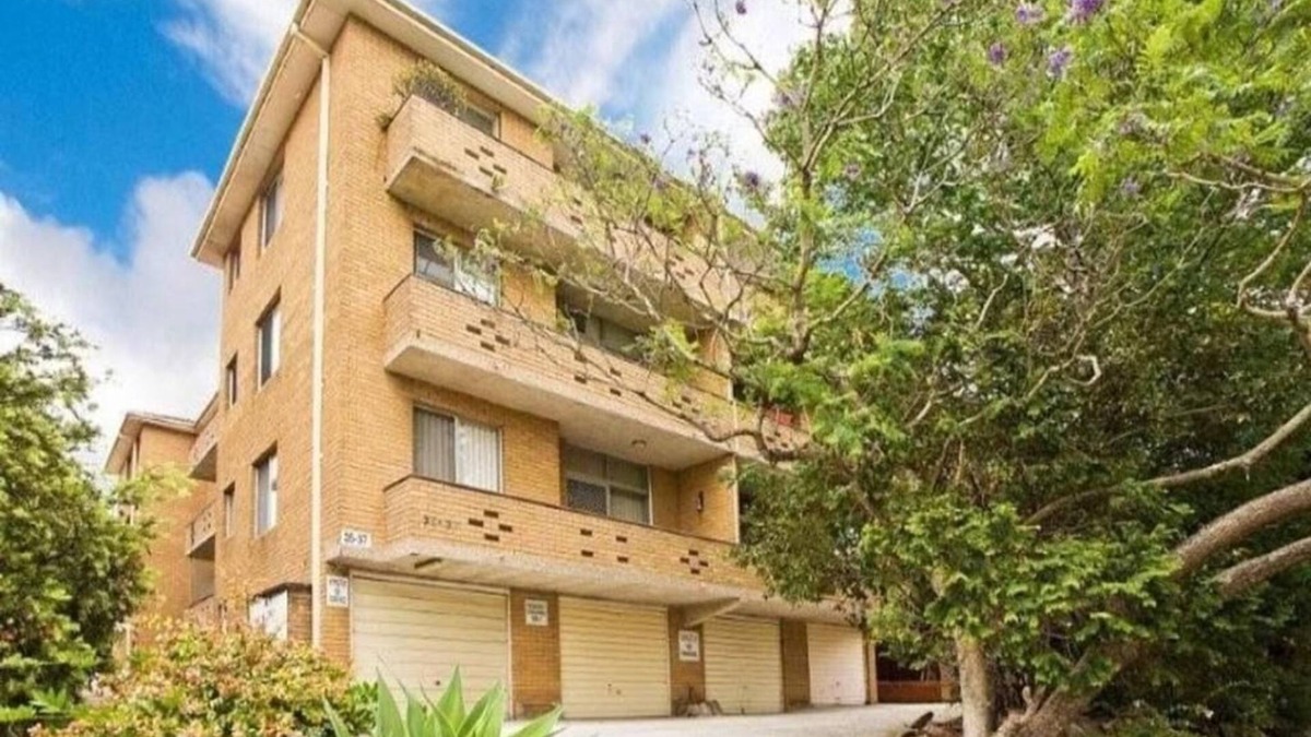 Kogarah Apartment | Kogarah Top Floor 2 Bedroom Apartment with Balcony