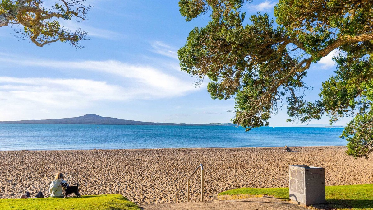 Kohimarama Apartment | Kohi Beach - 84 steps away! Spacious 2BR apartment