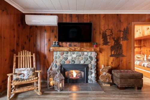 Maple Valley House | Koi Story Cabin on the Lake - Waterfront, near Bike Trail