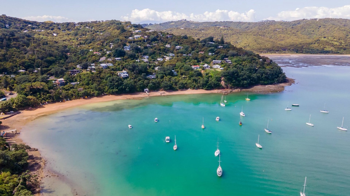 Omiha Villa | Koi Waiheke with private beach access