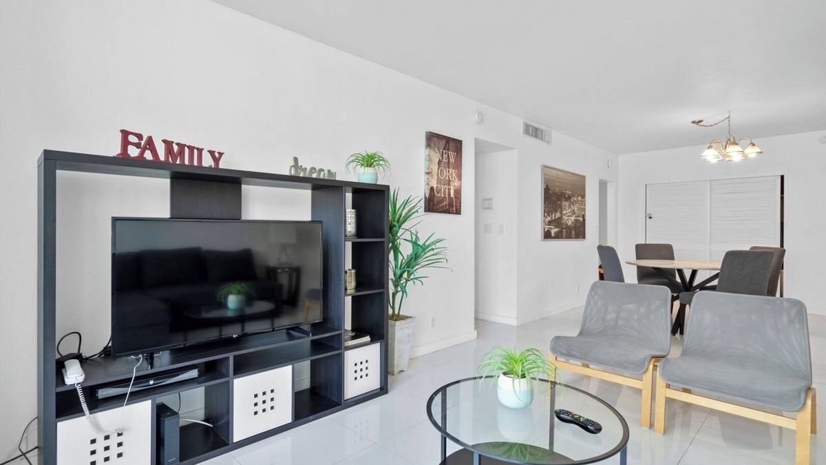 Hollywood South Central Beach Apartment | Komffy 1BED Condo w/Pool View | 3rd Floor at Tides