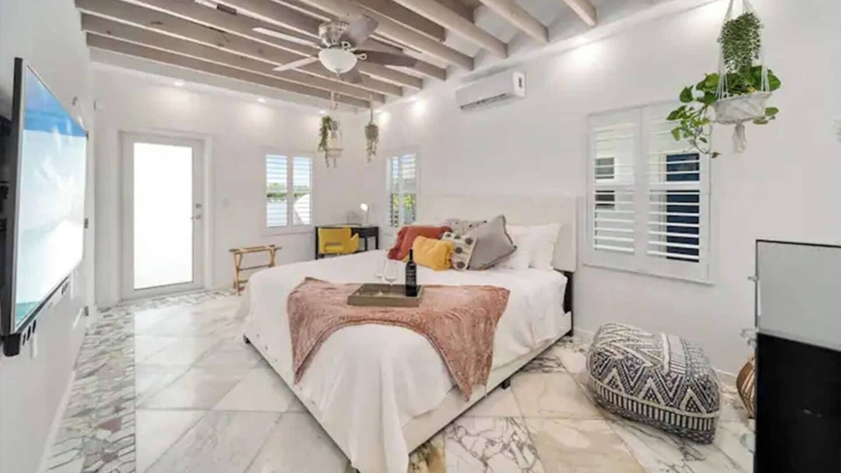 Hollywood Lakes Condo | Komffy Studio with King Bed