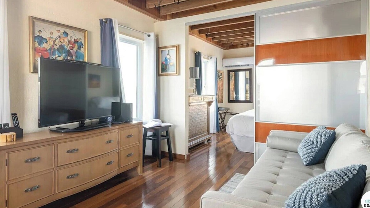 Hollywood Lakes Condo | Komffy Waterfront Studio w/King Bed and Free Parking