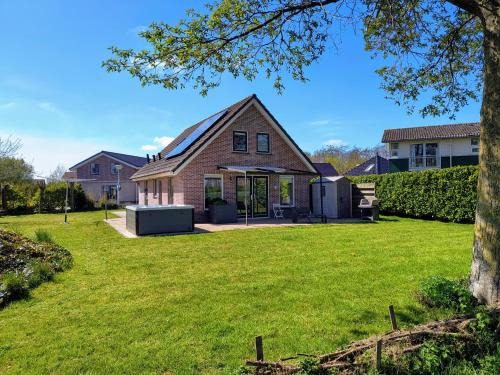 Tzummarum House | Komfortables Ferienhaus mit Garten, Weitblick und Whirlpool