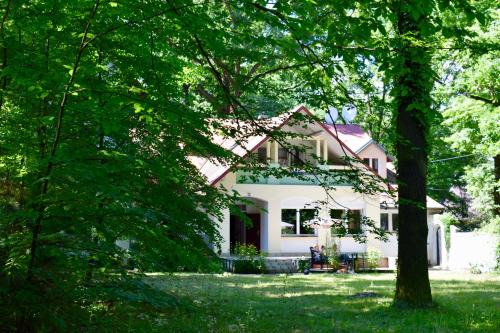 Milanowek House | Komfortowe przestronne pokoje z prywatnymi łazienkami blisko Warszawy i Suntago