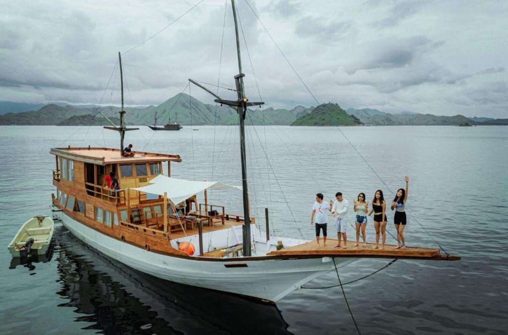 Labuan Bajo Boat Rental | Komodo Open Trip