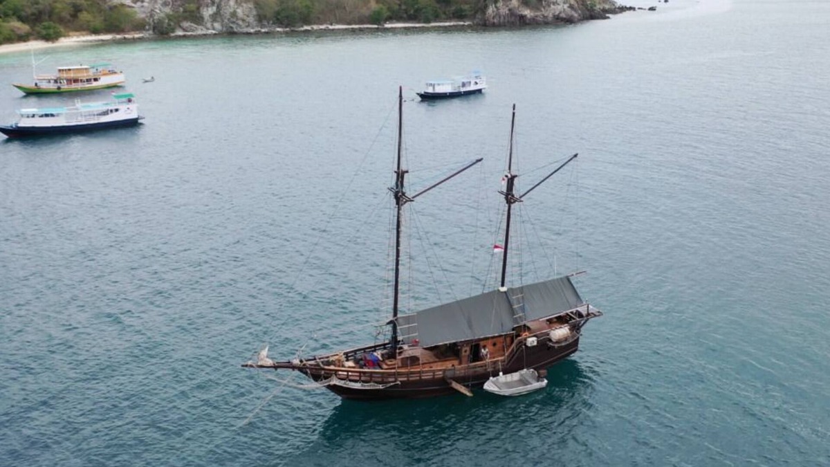 Labuan Bajo Boat Rental | Komodo Pirate Boat - Phinisi Liveaboard