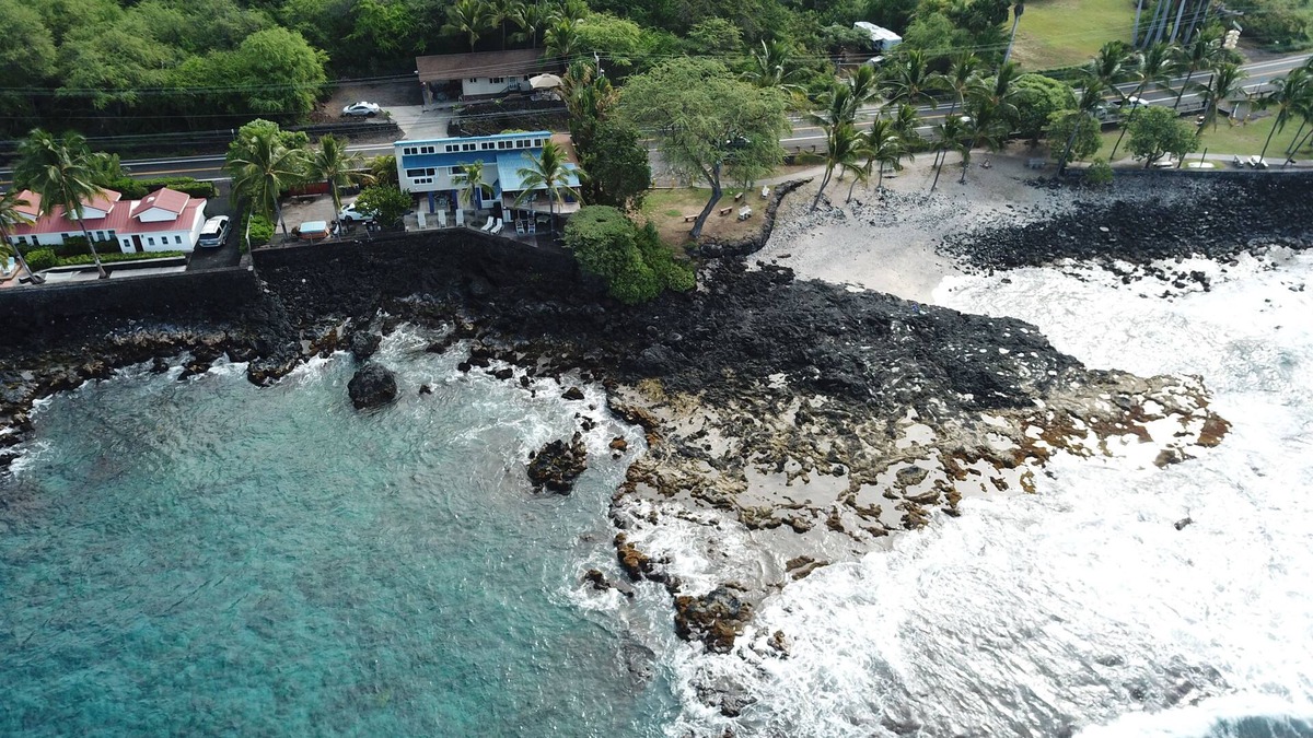 Kahaluu Bay House | Kona OCEANFRONT PVT Home ~ Sleeps 8+, Hot Tub, 2 min walk to Magic Sands Beach