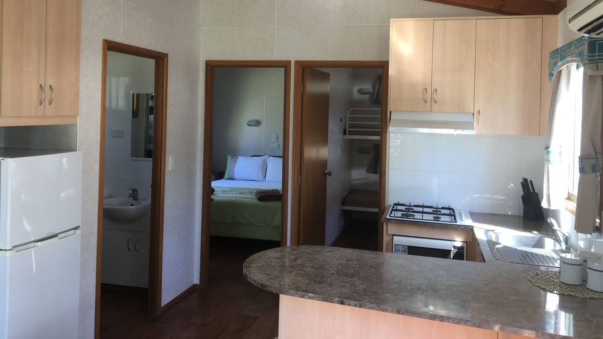Bearii Cabin | Kookaburra Cabin, 2 room, sleeps 6.