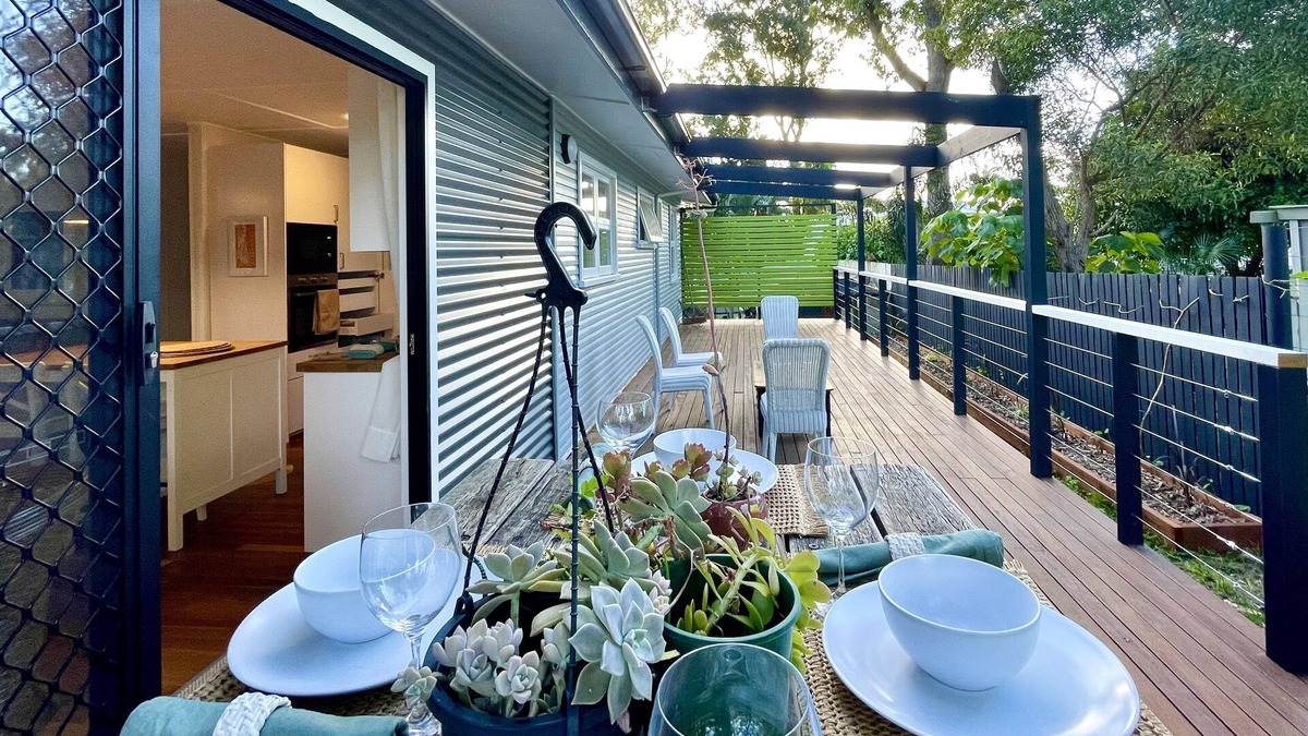 Brisbane Waterfront Cottage | Kookaburra Cottage on sub-tropical island near Dalpura Beach