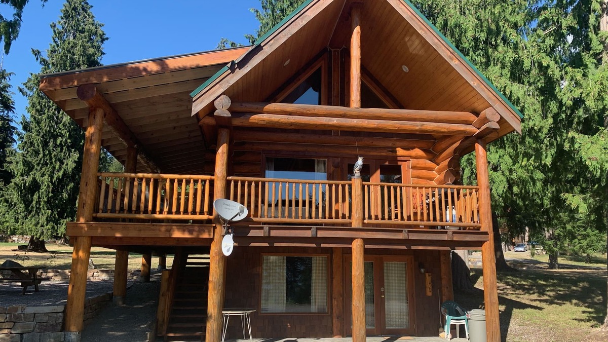 Central Kootenay Cabin | Kootenay Lake (Gray Creek, BC) - Log Home Cabin
