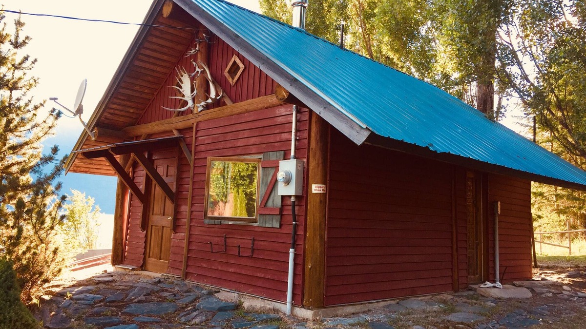Boswell Cabin | Kootenay Lake Lodge -Cabin for 2 guests- only two minute walk to the water !