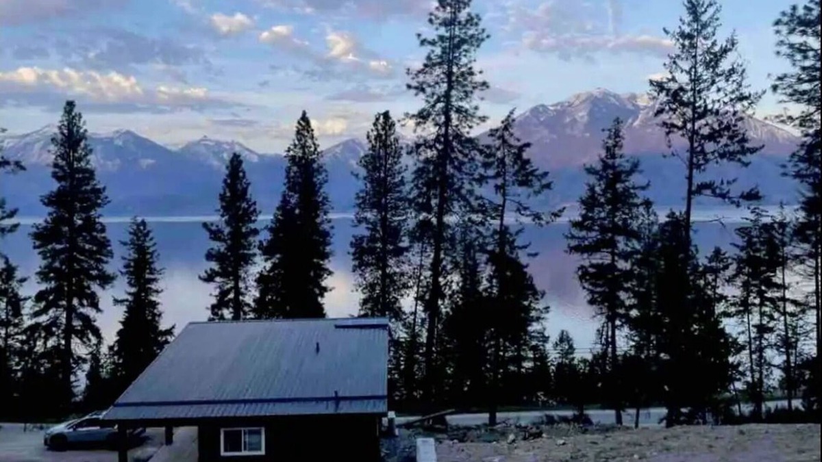 Central Kootenay Cabin | Kootenay Lake & Mountain Luxury Cabin. Stunning Views! Private Beach! Sleeps 2-6