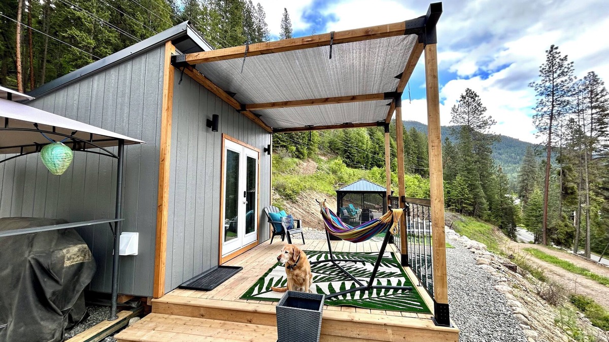 Central Kootenay House | Kootenay Lk & Mtn Views- Private Beach-Tiny Homes-Pet friendly- Sleeps 2-4