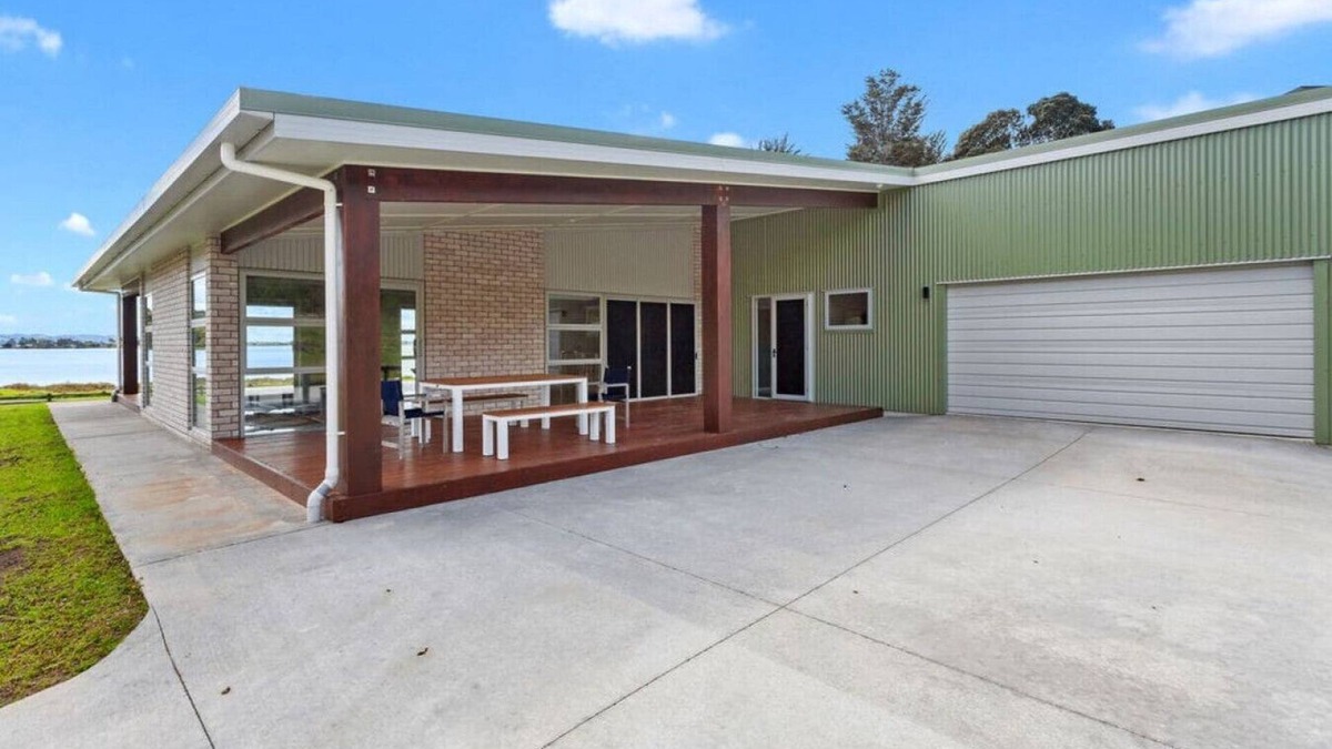 Waiotahi House | Kotare Koki · (Kingfisher Corner)