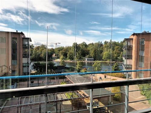 Tampere Apartment | Kotimaailma Apartments - saunallinen kaksio koskinäkymällä - Verstaankatu