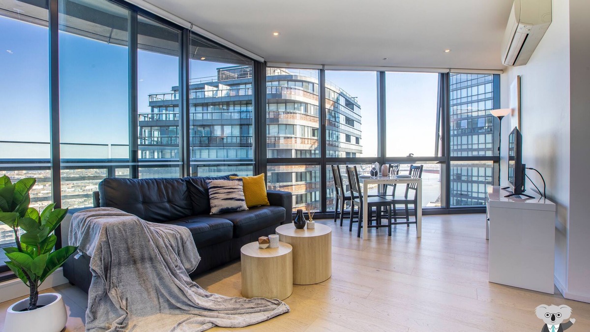 Docklands Apartment | KOZYGURU | DOCKLANDS | HIGH LEVEL WATERVIEW | 1BED | POOL | VDO883