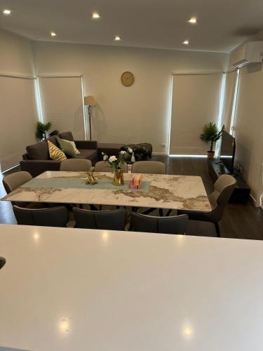 Greenvale Apartment | KozyGuru Greenvale 5 Bedroom Holiday Home