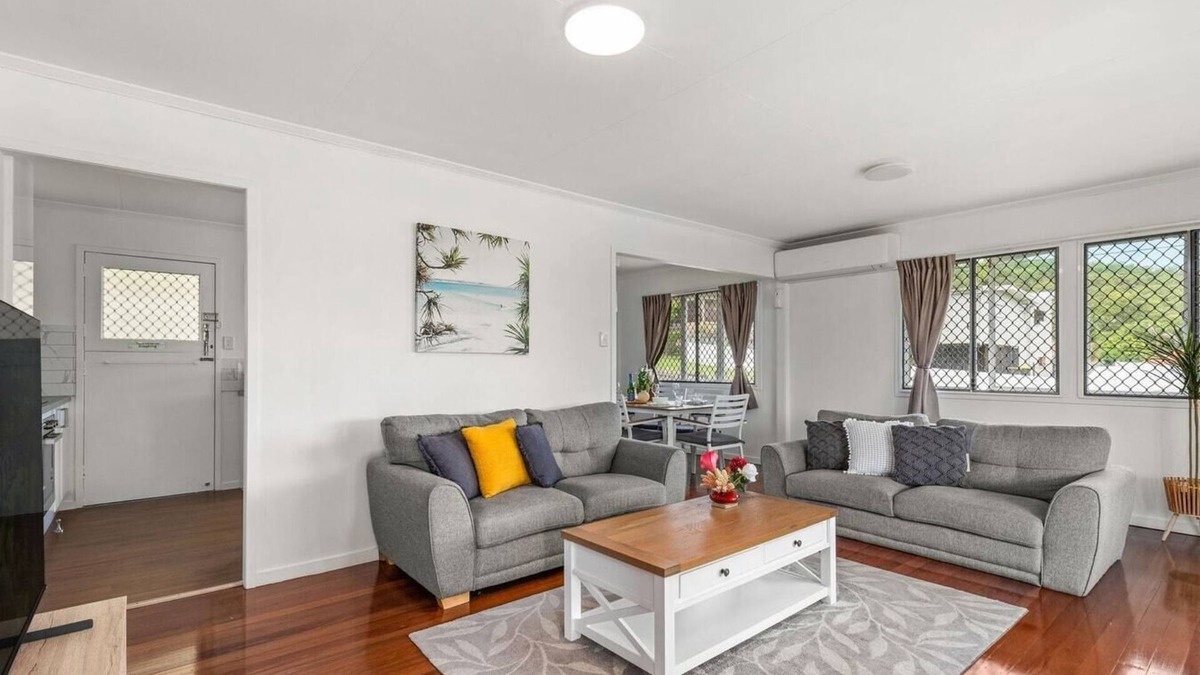 Carindale House | KozyGuru | Hidden Gem in Carindale | 3 Bed House