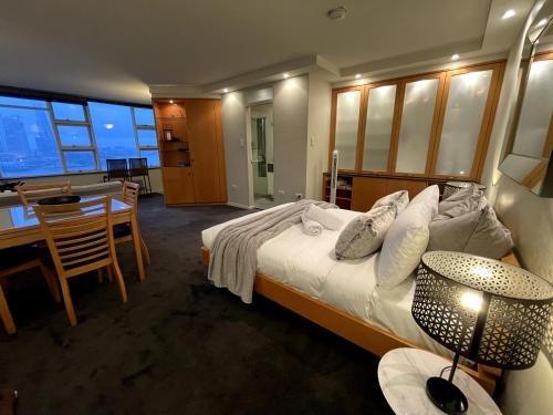 McMahons Point Apartment | KOZYGURU | McMahons Point | Amazing Water View Studio + FREE Parking