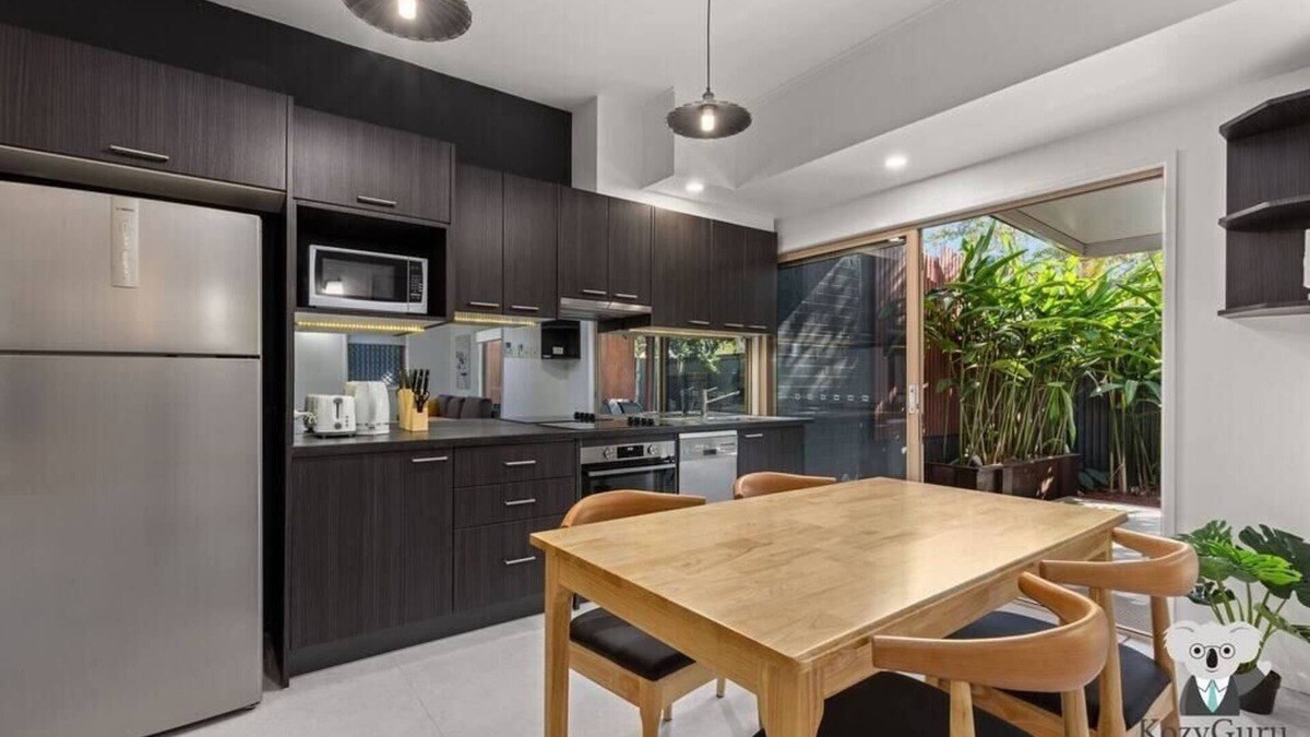 Spring Hill House | KozyGuru | Spring Hill | Cosy 1 Bed1Bath