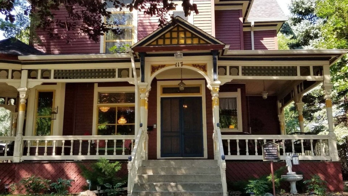 Sioux Falls Bed & Breakfast | KP117 Historic Victorian Inn Upper Lofts 3rd Floor