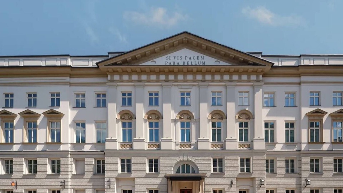 Kazimierz Apartment | Krakow City Center Bliss: Luxury Apartment, Pool, Gym, 24/7 Service!
