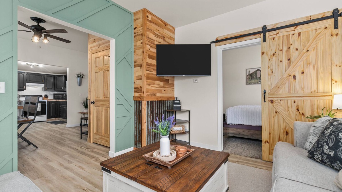 Appleton House | KRAZY KRUEGER Abode - 2 Bedroom Downtown Appleton