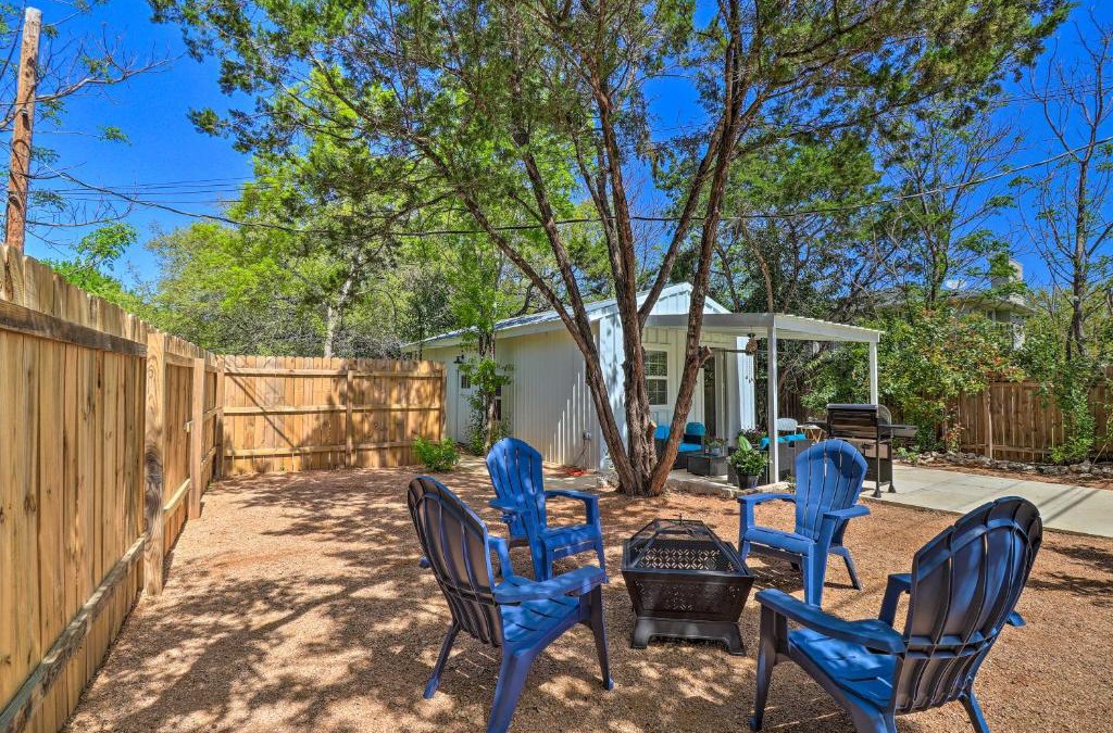 Hudson Bend House | Krows Nest - Sunny Cottage with Lake Access!