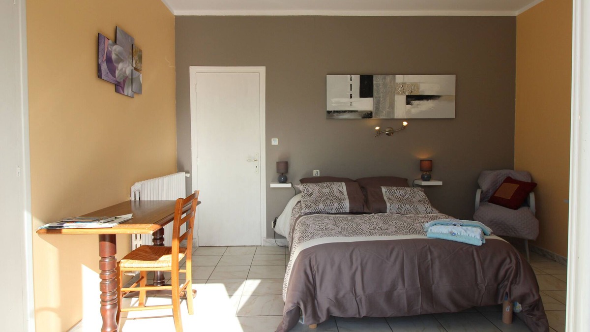 Bagneres-de-Bigorre Bed & Breakfast | Krys Chambre vue sur les Pyrenees et le pis du Midi