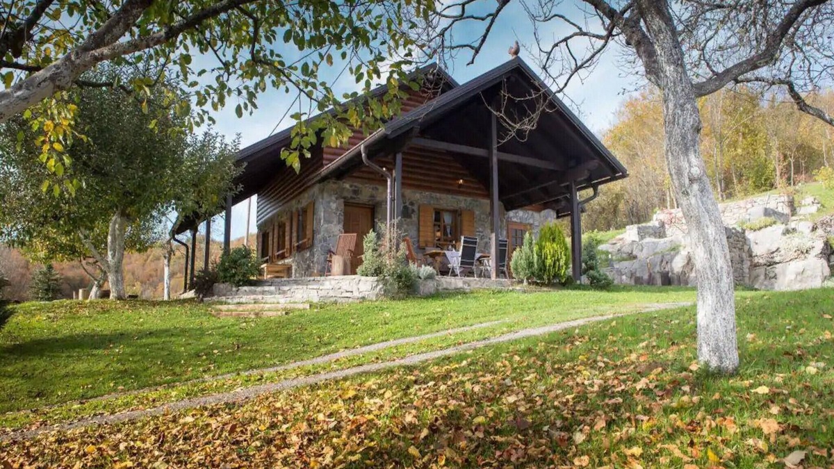 Gospic House | Kuća Dida Juke pod Lipovcem - Two Bedroom House with Terrace