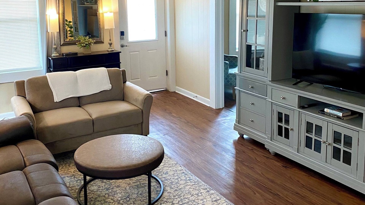 Ozark House | Kudzu Cottage: Downtown Ozark. Cozy 2BR Walk to Restaurants, Shops & Nightlife