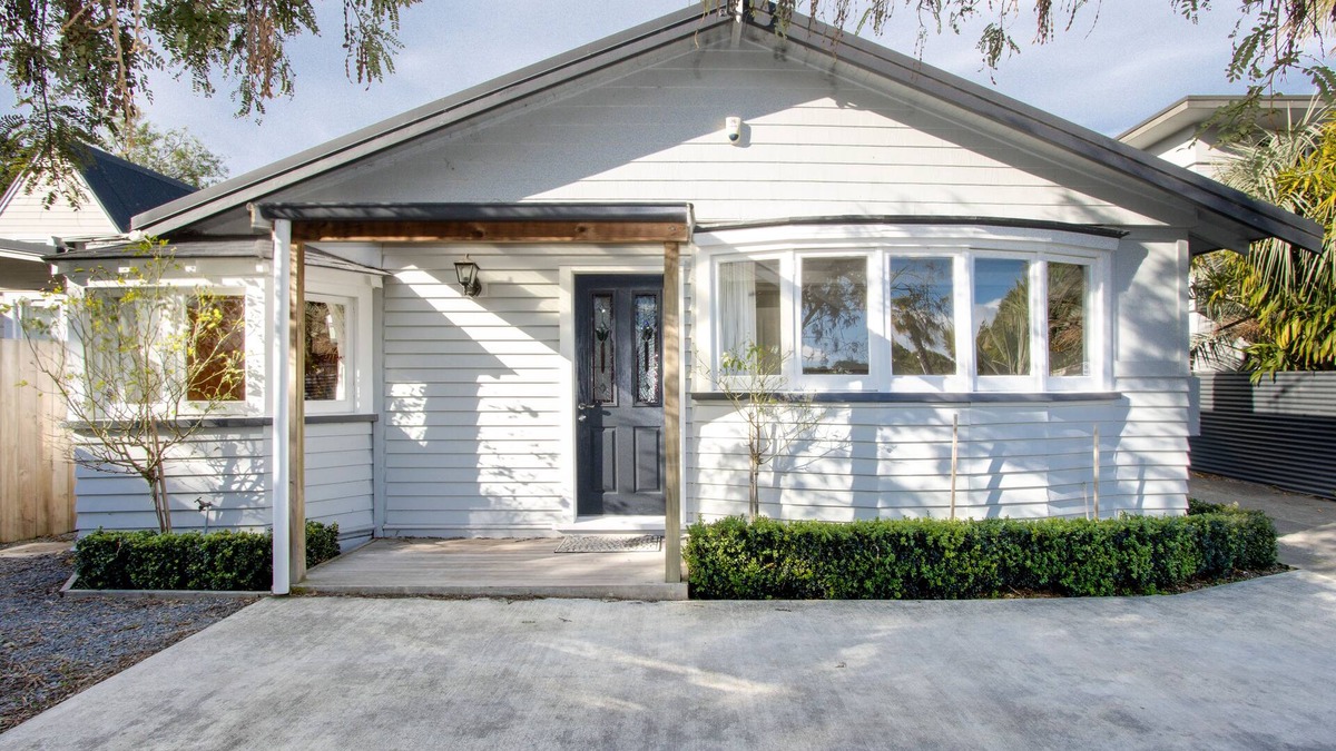 Clifton House | Kuku Villa - Te Awanga Holiday Home