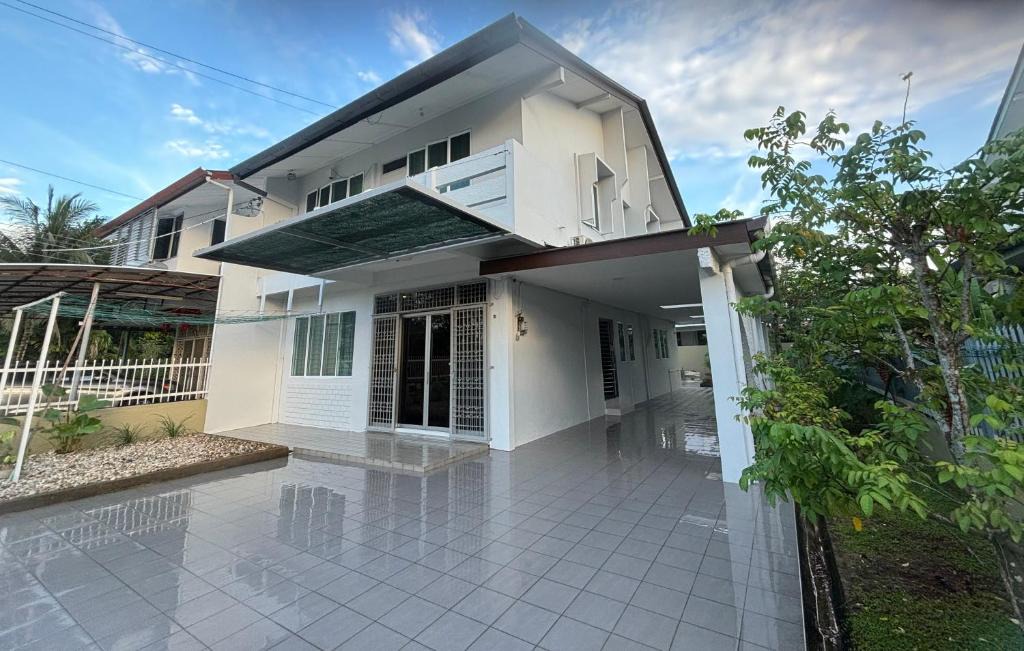 Taman Liong Seng House | Kumpang Homestay 25 Kuching