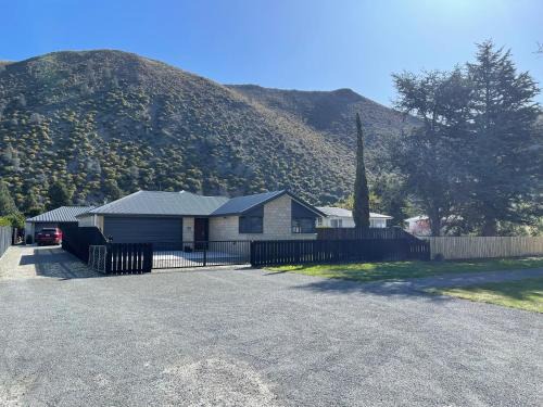 Kurow House | Kurow House on Bledisloe - A2O Cycle Trail Oasis.