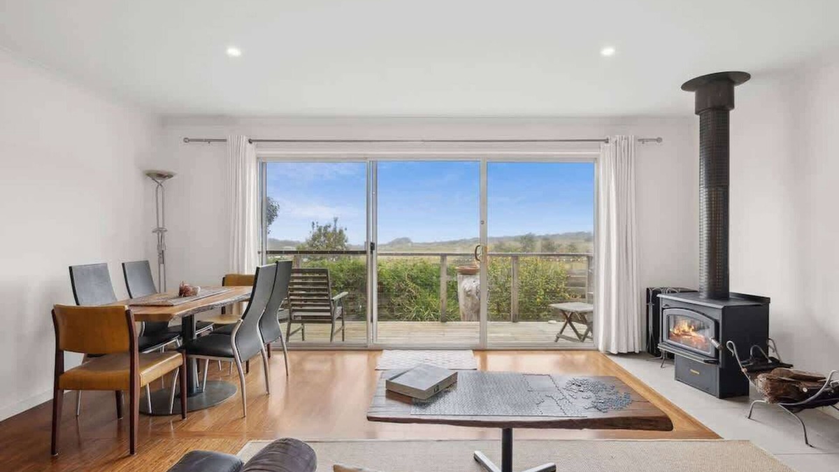 Surf Coast House | Kurrawong Beach Retreats I Ocean & Lighthouse View