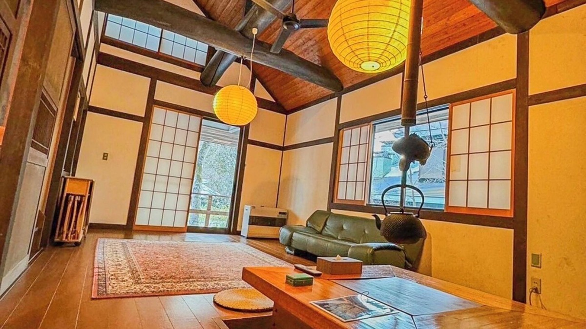 Handeki Onsen House | Kusatsu Onsen hot spring bath with free-flowing hot-spring water! 5 minutes by car to Yubatake! Stay in the spacious living room! Indoor barbecue available! All the movies you can watch on TV! High-speed Wi-Fi available! Large number of people possible