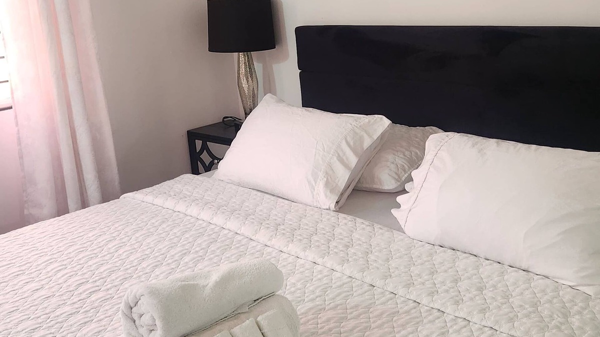 Discovery Bay House | KV Cozy escapes Charming 2-bedroom house with AC, WiFi in fabulous Discovery Bay