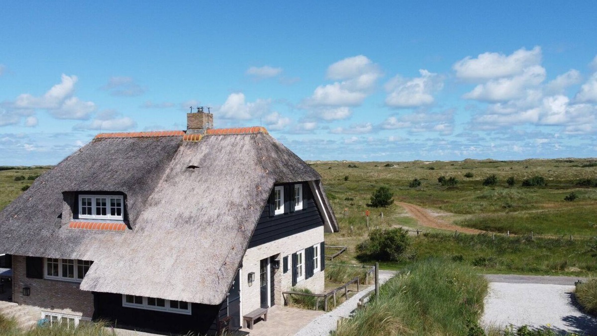 Ballum Villa | Kwikstaart a large villa with sauna and unobstructed dune view to the sea.
