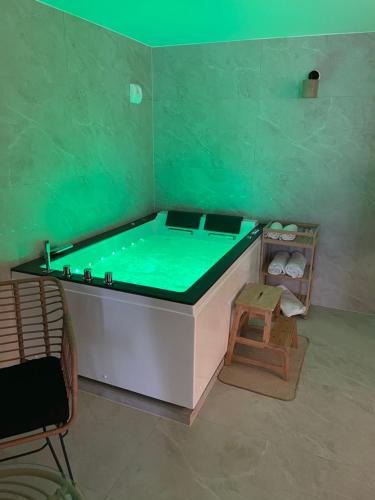 Dinsheim Apartment | KY Room