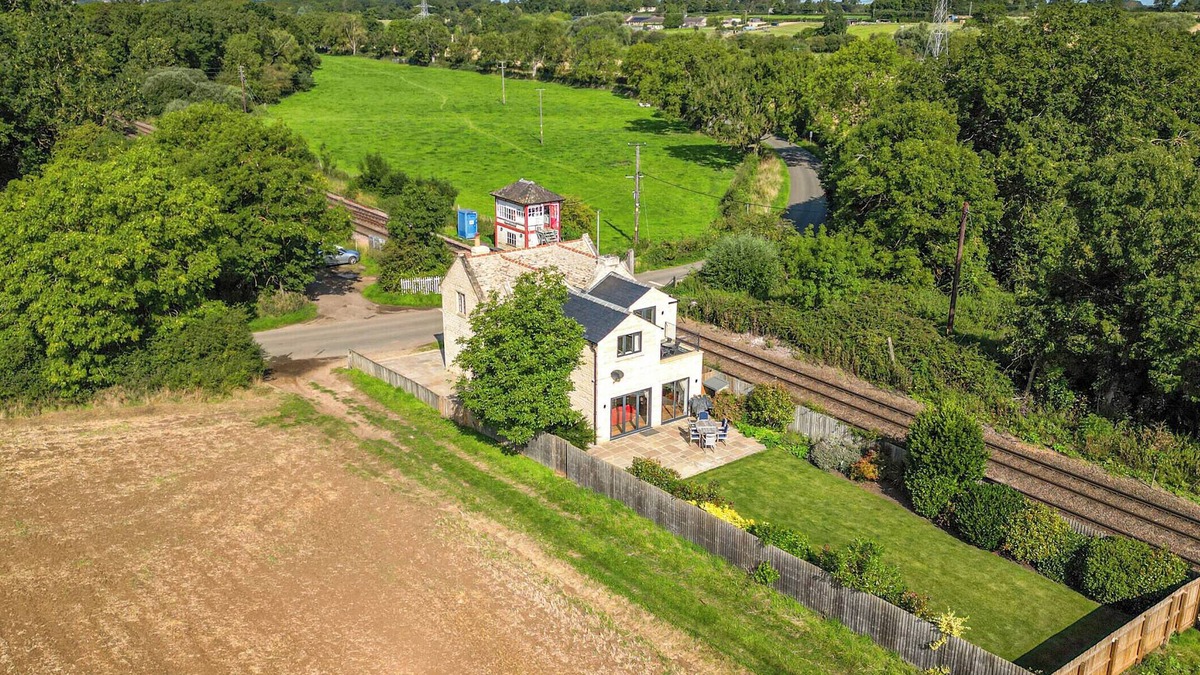 Stamford Cottage | KYLEMORE RAILWAY COTTAGE, pet friendly, with open fire in Stamford