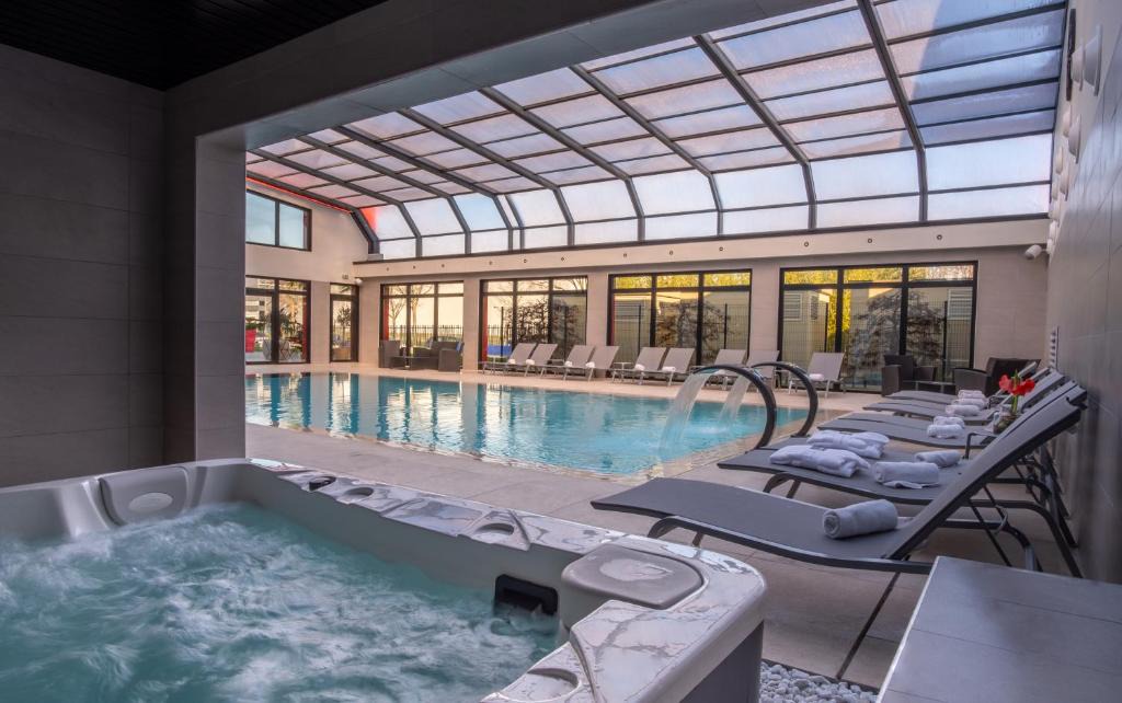Porte Des Alpes - Mi Plaine - Manissieux Hotel | Kyriad Prestige Lyon Est - Saint Priest Eurexpo Hotel and SPA