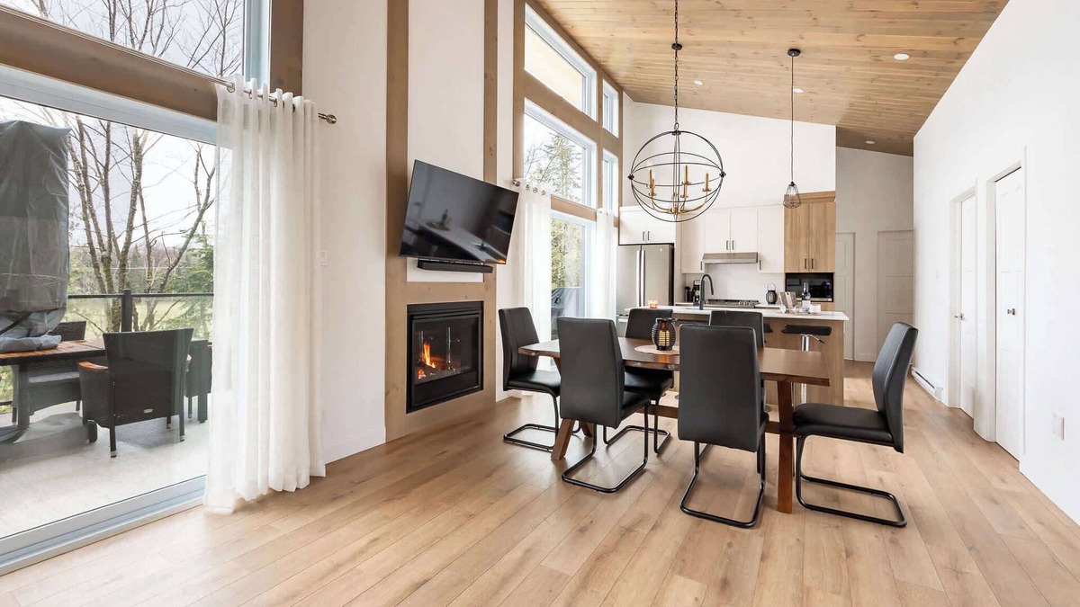 Adstock Ski Chalet | L'Élégance Des Sommets | Ski Condo & Spa