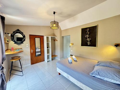 Funay - Bruyeres Apartment | L'Abbaye de l'Epau - Jardin - Rivière