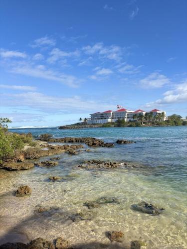 Le Moule House | L'Amandier de Suzana - Plage intimiste juste en face
