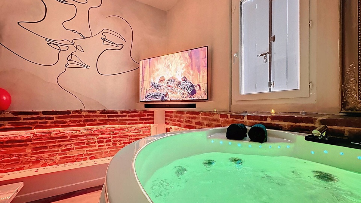 Belberaud Apartment | L'Antre vue - jacuzzi at the château