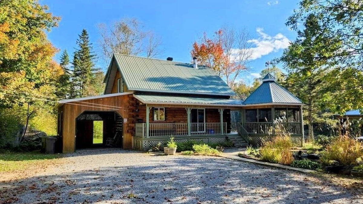 Mauricie Ski Chalet | L'Apéro du bois rond | waterfront log cabin & spa