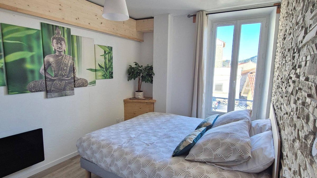 Laragne-Monteglin Apartment | L'Appart - 1 bedroom - Shower/Hammam - Pellet stove. Ideally located